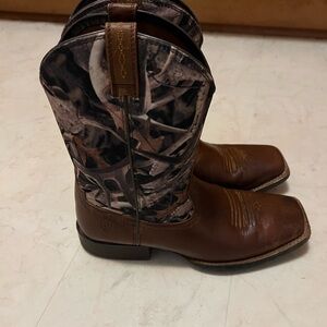 Boys 5 1/2 Ariat square toe boots brown with camo shaft. Good condition